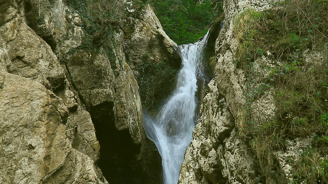 瀑布在山视频素材