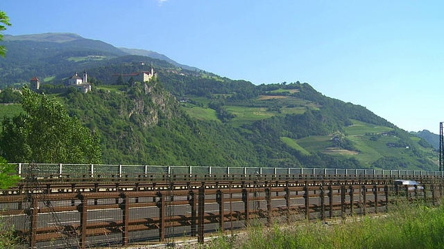 高山公路上的交通状况视频素材