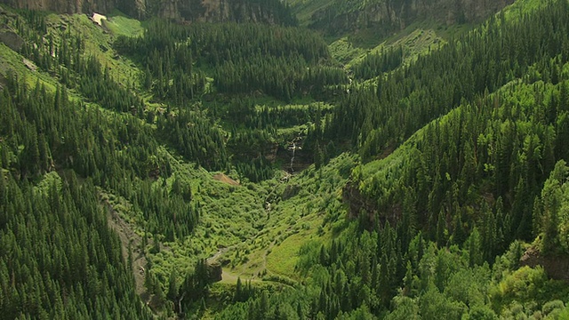 MS ZI鸟瞰图覆盖着溪流的盆地/ Telluride，科罗拉多州，美国视频素材