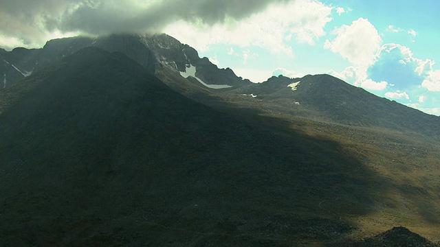 MS ZI鸟瞰图long Peak和rays of sun shine through clouds in sky / Colorado, United States视频素材