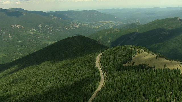 MS鸟瞰图的森林山脉和道路通过山脉/科罗拉多州，美国视频素材