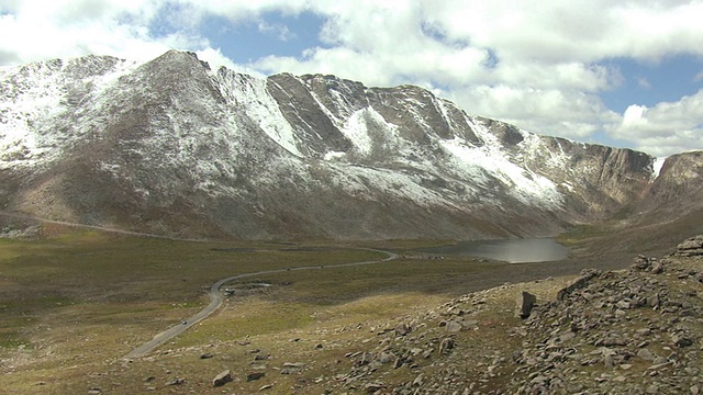 MS鸟瞰图的岩石景观与道路在山谷和岩石山埃文斯山覆盖在雪/科罗拉多州，美国视频素材