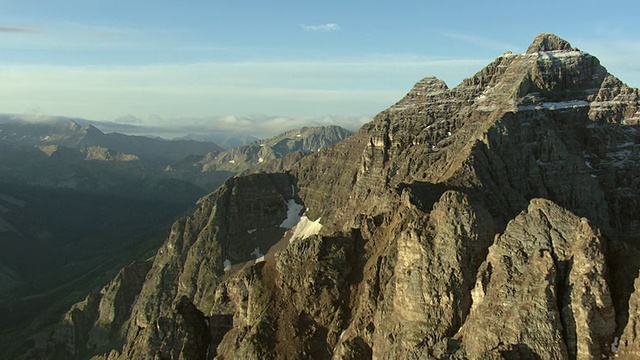 MS鸟瞰图的落基山，栗色铃铛两个山峰没有雪在白河国家森林附近的白杨/科罗拉多州，美国视频素材