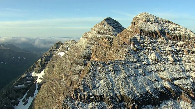 MS DS ZI鸟瞰图在pitkin县的栗色铃铛山的坚硬边缘与雪，美国科罗拉多州视频素材