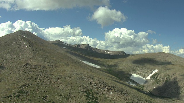 MS DS AERIAL View of rocky ridge of mountains with clouds and sunshine in sky with clouds shadows on mountains in rocky mountain national Park /科罗拉多，美国视频素材