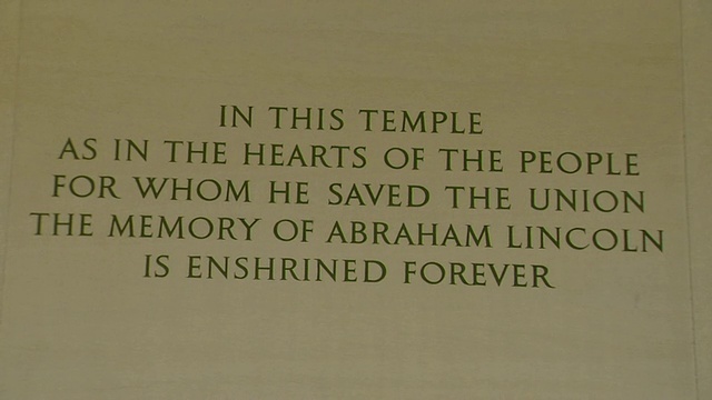 美国哥伦比亚特区华盛顿林肯纪念堂的文字题词和亚伯拉罕林肯雕像坐在椅子上的照片视频素材