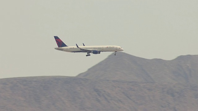 这是达美航空公司的一架商用飞机在美国内华达州拉斯维加斯山区的空中降落时的照片视频素材