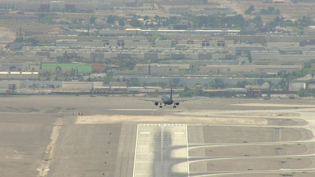 美国内华达州拉斯维加斯，达美航空公司商业飞机在市中心和机场跑道的空中下降后端鸟瞰图视频素材