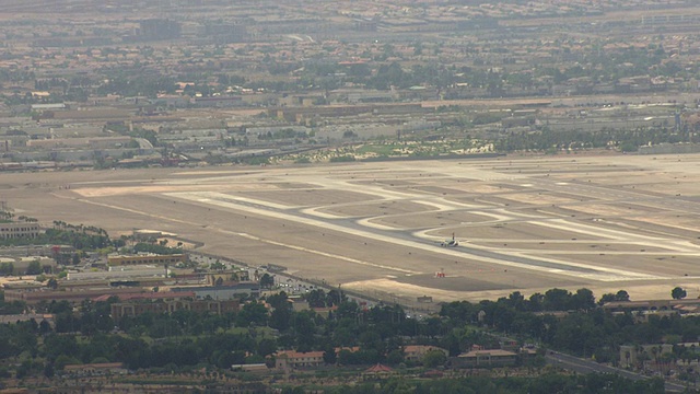 美国内华达州拉斯维加斯机场，达美航空公司的一架商用飞机降落在跑道上视频素材