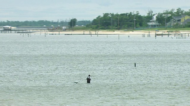 美国密西西比州海湾/韦夫兰的男子钓鱼照片视频素材