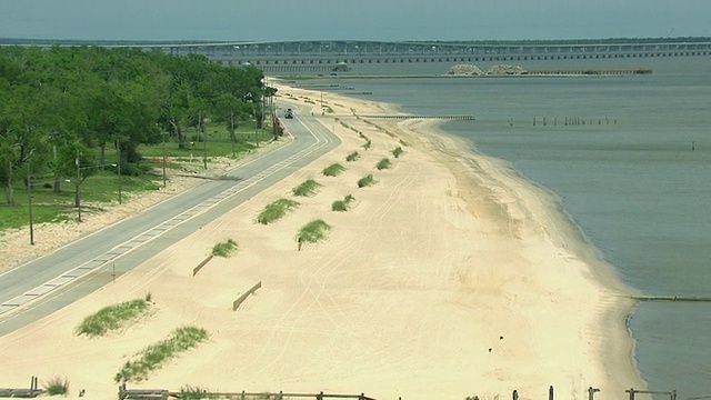 WS航拍海湾海岸海岸线与码头，海滩和陆地与树木/ Waveland，密西西比州，美国视频素材