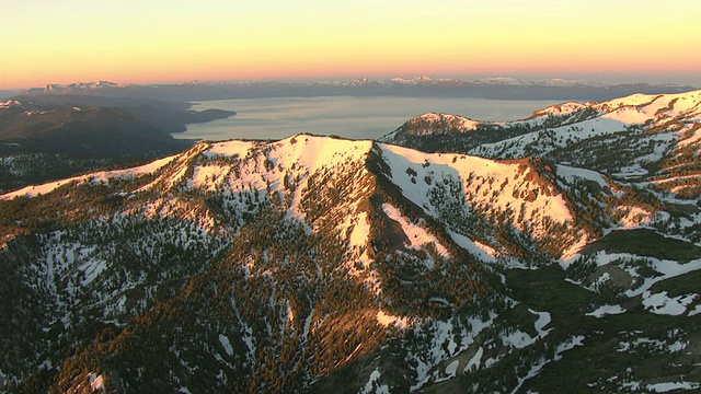 WS鸟瞰图的玫瑰峰塔霍湖在内华达山脉与雪峰和早晨的粉红雾在天空/内华达，美国视频素材