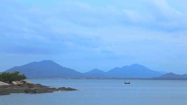 巨大的岩石和大海。视频素材