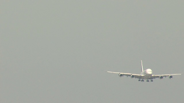 空中客车A380飞机在炎热的一天降落视频素材