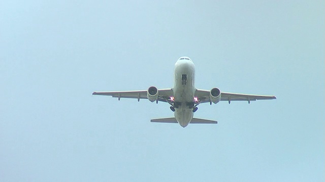 YVR-A320飞机起飞高空跟踪视频素材