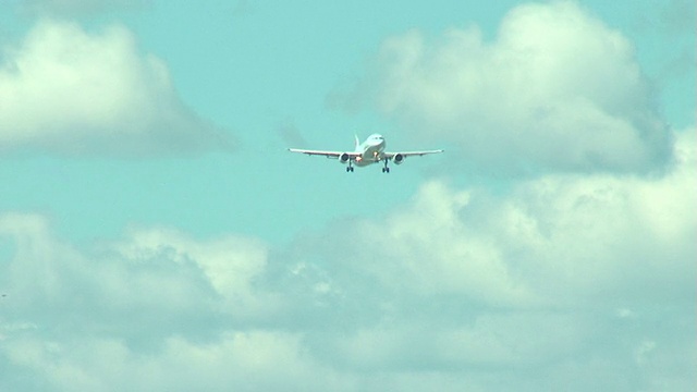 空中客车A320喷气式飞机在高温中最后接近视频素材