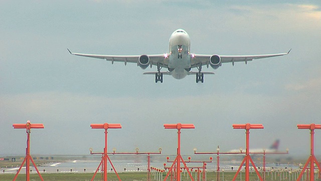 空客A330飞机翻滚和起飞视频素材