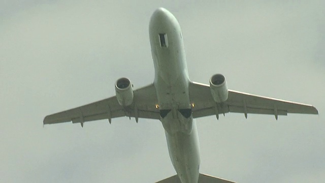 空中客车A320飞机在多云天空起飞视频素材