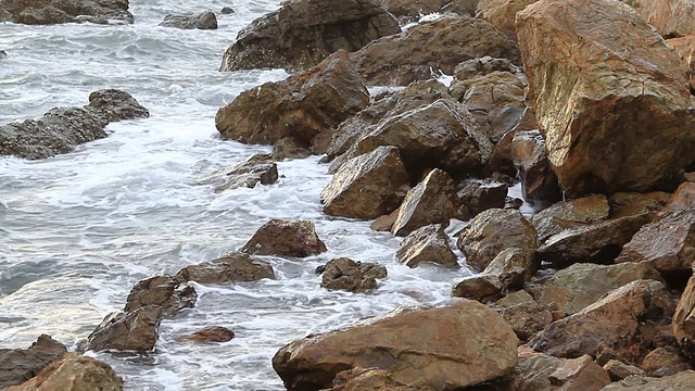 波浪拍打着石头视频素材