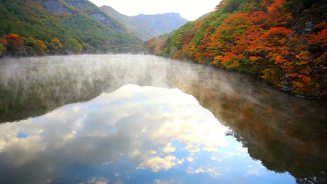 秋日清松岛三池湖的景观和湿雾/清松，庆尚北道，韩国视频素材