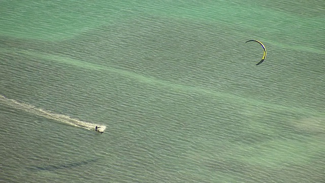 美国佛罗里达群岛下Matecumbe礁岛风筝滑板者的MS AERIAL TS视图视频素材