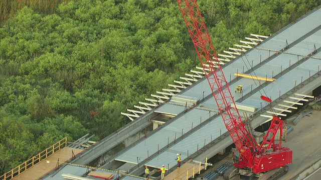 美国佛罗里达州Tamiami Trail大桥项目建筑工人的照片视频素材