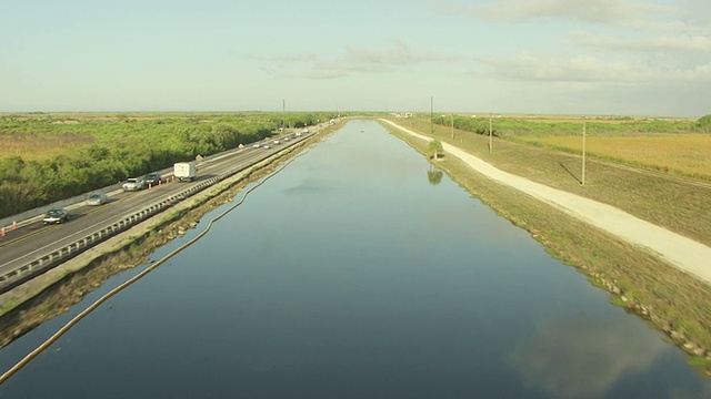 美国佛罗里达州L29运河和Tamiami Trail大桥项目的MS鸟瞰图视频素材