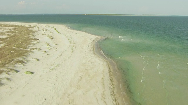 WS鸟瞰白色沙滩和海浪和沙/沼泽岛，佛罗里达，美国视频素材