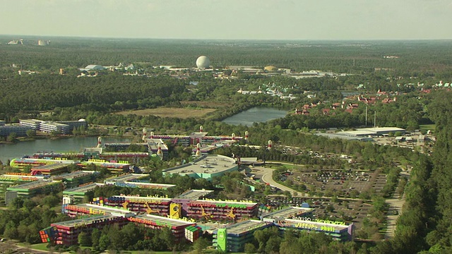 WS鸟瞰图的迪士尼世界景观与Epcot中心和停车场与明亮的标志在他们的地面/佛罗里达州奥兰多，美国视频素材