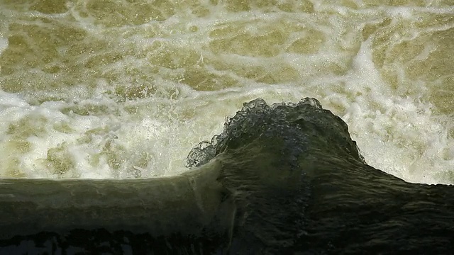 水通过拦河坝大坝特写视频素材