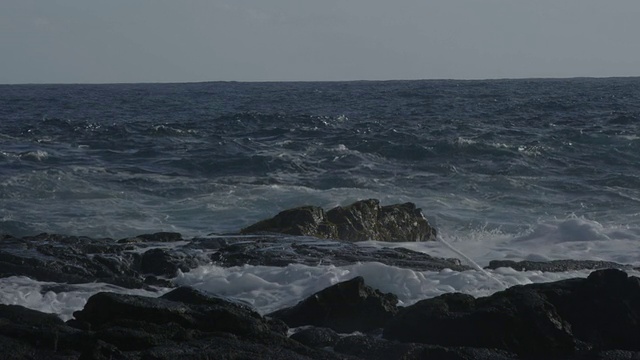 MS SLO MO海浪撞击岩石的大水花/夏威夷，美国视频素材