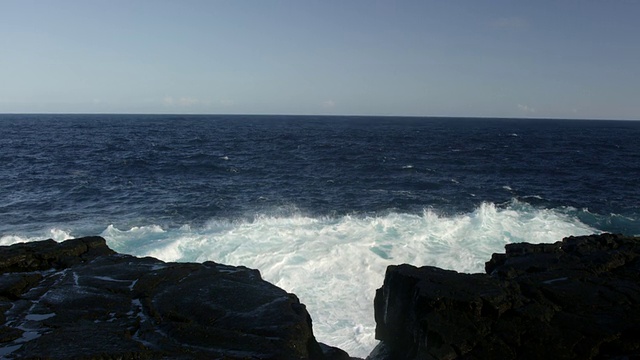 MS SLO MO海浪撞击岩石的大水花/夏威夷，美国视频素材