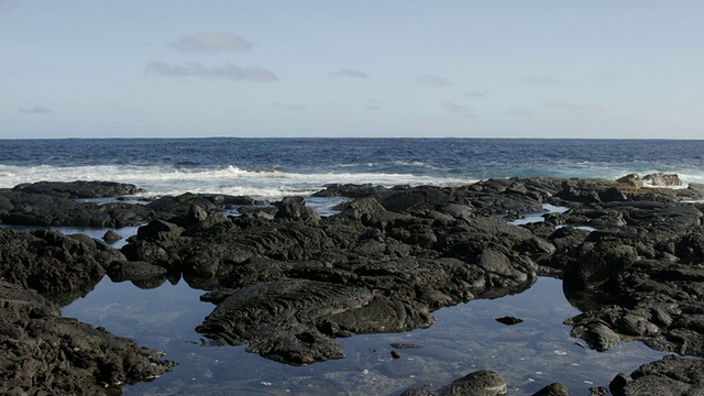 WS SLO MO PAN海浪冲击岩岸/ Waipio，夏威夷，美国视频素材