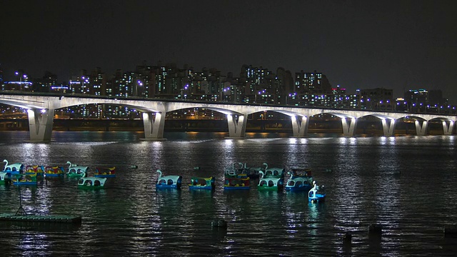 韩国首尔，夜间在汉江堤岸上漂浮的鸭子船视频素材