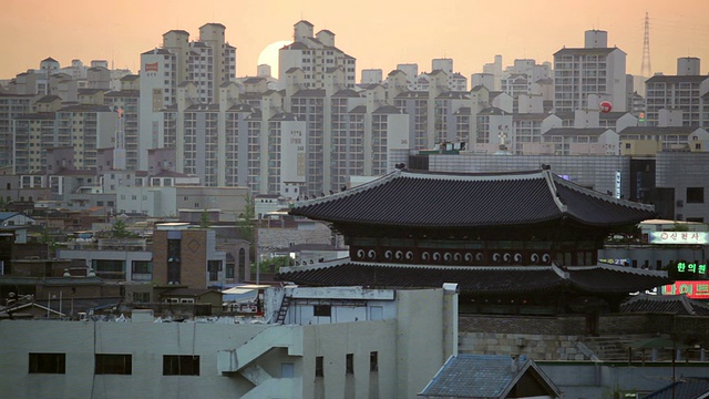 水原华城城堡江岸门夜景拍摄(联合国教科文组织遗产)/水原，京畿道，韩国视频素材