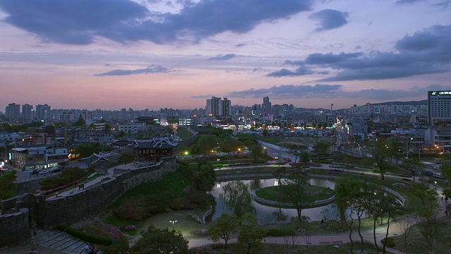 水原城市景观后水原华城城堡的WS T/L镜头/水原，京畿道，韩国视频素材