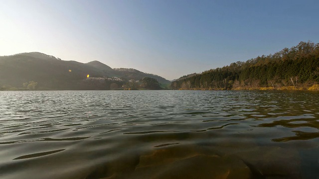 在韩国忠清南道的理山，永比溪湖被雨雾覆盖视频素材