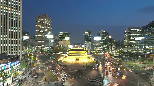 WS T/L ZO，韩国首尔，南大门(韩国第一国宝)附近的夜间交通景观视频素材