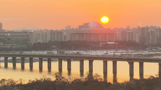 日落时，韩国首尔，Yeouido，国会附近的汉江和大桥上的交通视频素材