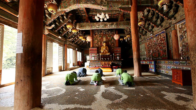 韩国忠清南道贡州寺，人们向佛像鞠躬祈祷的合影视频素材