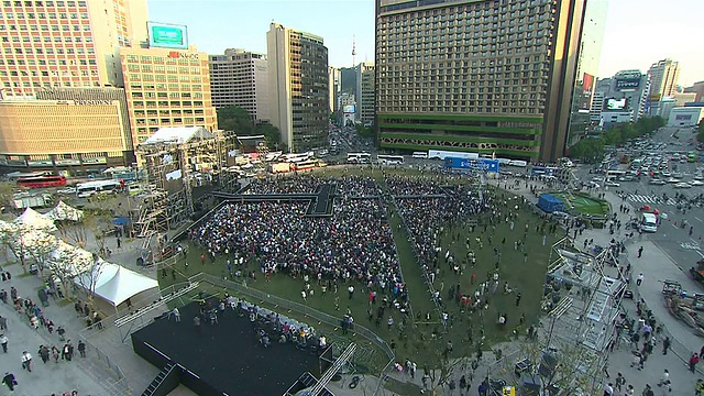 WS T/L View of Crowd聚集在市政厅广场举行音乐会，首尔，韩国视频素材