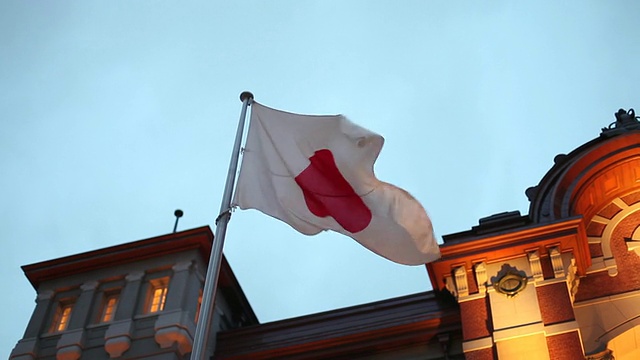 日本关东大阪东京站前飘扬的日本国旗视频素材