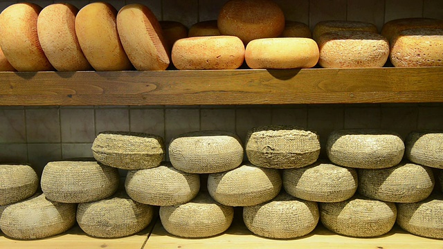 MS Shot of Pecorino cheese in delicacy shop / Pienza，托斯卡纳，意大利视频素材