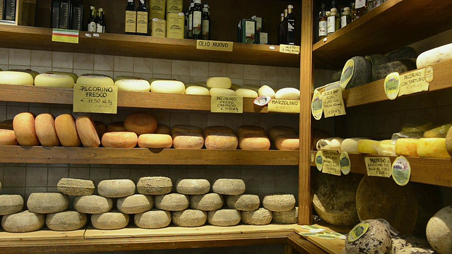 MS Shot of Pecorino cheese in delicacy shop / Pienza，托斯卡纳，意大利视频素材