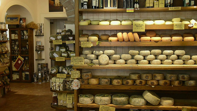 MS Shot of Pecorino cheese in delicacy shop / Pienza，托斯卡纳，意大利视频素材