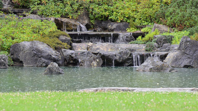 雨下禅园视频素材