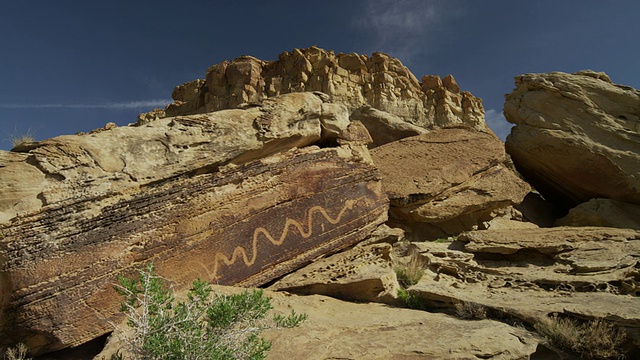 美国犹他州的San Raphel Swell，在岩层上绘图的平移镜头，视频素材