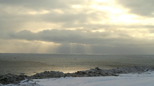 图片来源:加拿大努勒维特，Arviat，太阳透过云层俯瞰远处的海洋视频素材