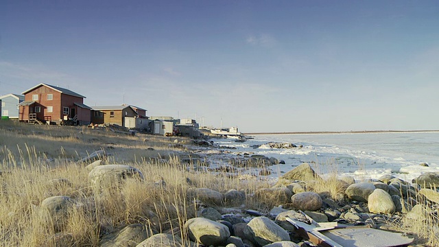 WS拍摄的冰冻海洋的房子/ Arviat, Nunavut, Canada视频素材