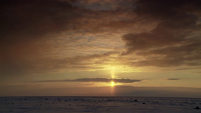 WS拍摄的太阳与云和冰冻的海洋/ Arviat，努勒维特，加拿大视频素材